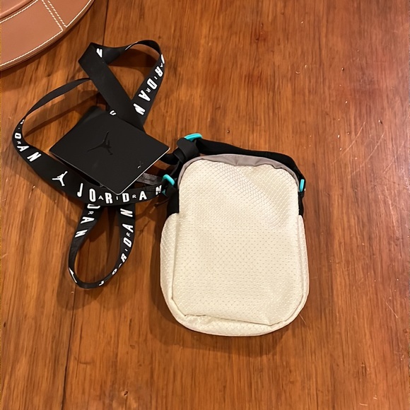 Nike Air Jordan Festival Phone ID Money Snack bag new light orewood brown - Picture 5 of 9